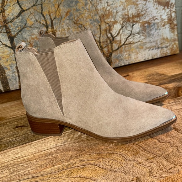 Marc Fisher Yale Chelsea gray suede boots size 8.5 Preowned excellent condition - Picture 1 of 9